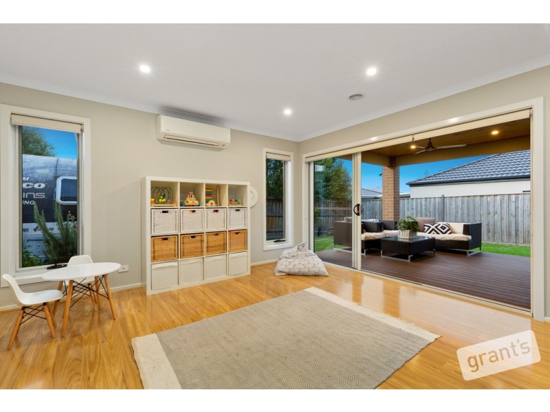 24 Hazelnut Boulevard, Berwick VIC 3806