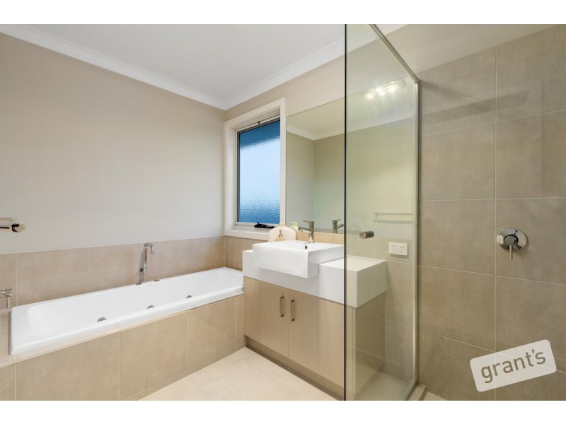 24 Hazelnut Boulevard, Berwick VIC 3806