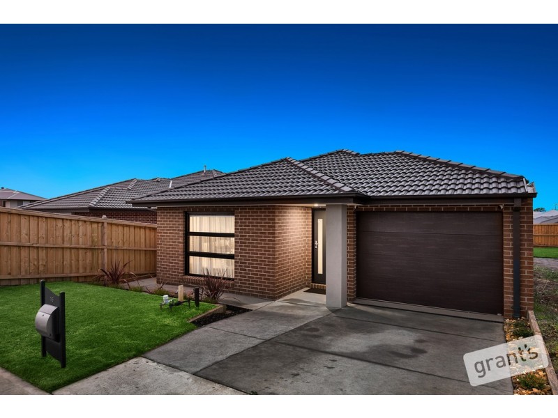 16 Bradman Drive, Cranbourne West VIC 3977