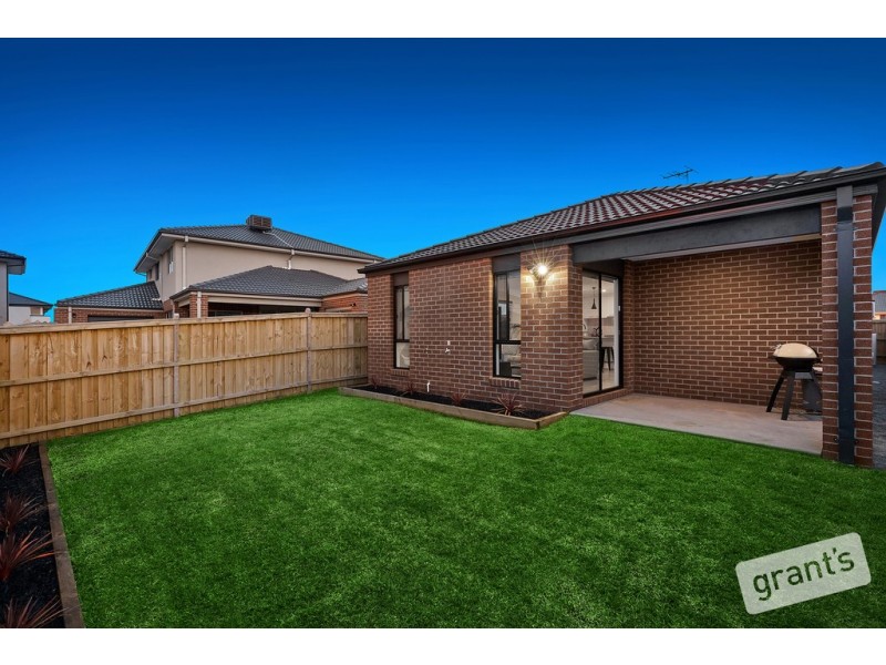 16 Bradman Drive, Cranbourne West VIC 3977
