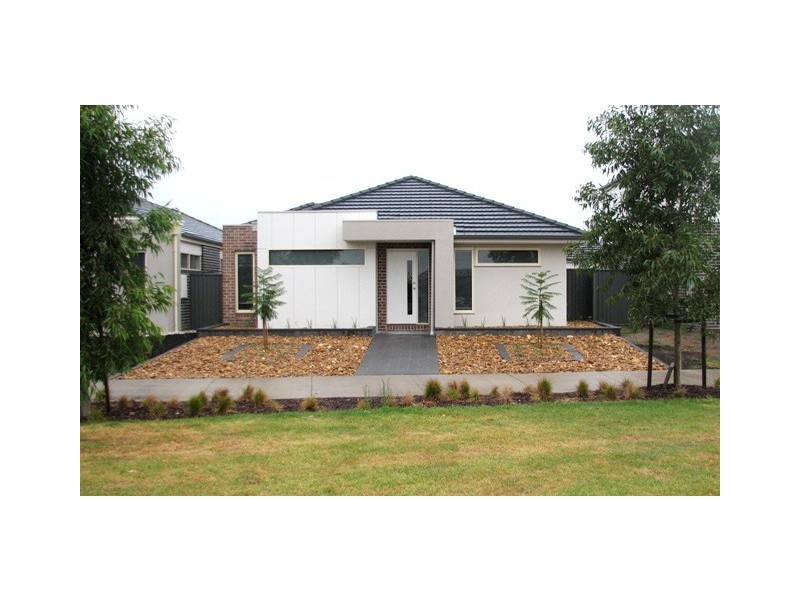 10 Meditate Lane, Cranbourne North VIC 3977