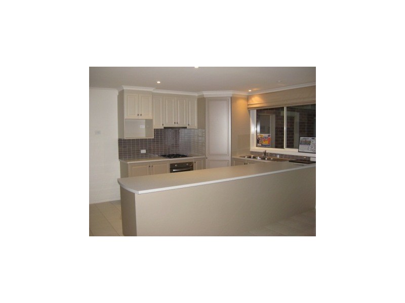 8 Parry Drive, Narre Warren VIC 3805