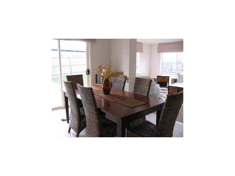 8 Parry Drive, Narre Warren VIC 3805