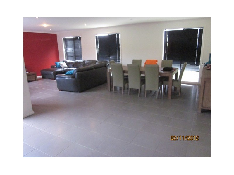 25 Adrian Drive, Pakenham VIC 3810