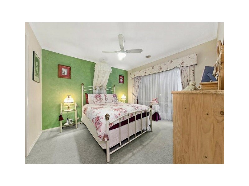 15 Claremont Glen, Berwick VIC 3806