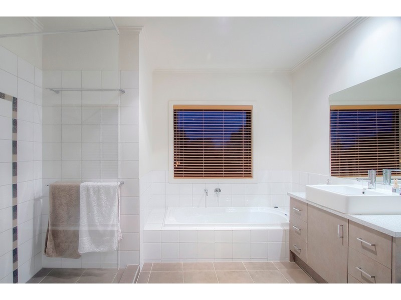 40 Riviera Drive, Berwick VIC 3806