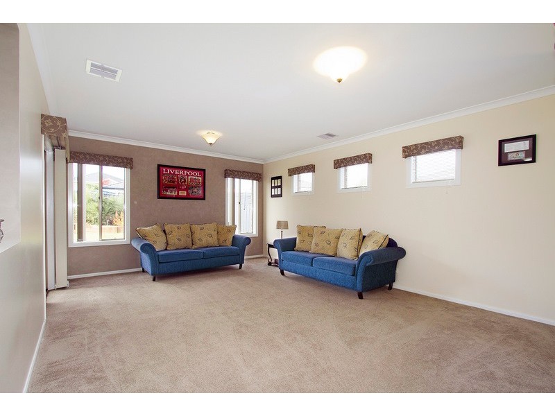 12 Riviera Drive, Berwick VIC 3806