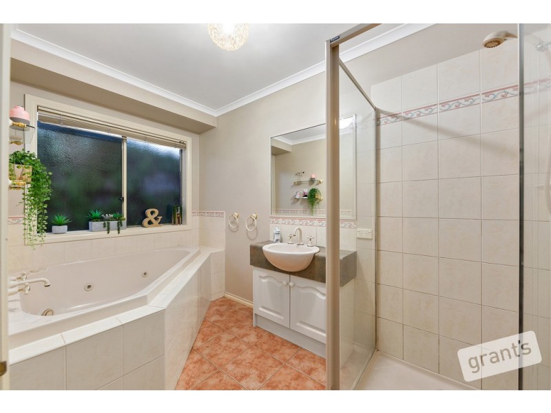 15 Sinatra Way, Cranbourne East VIC 3977