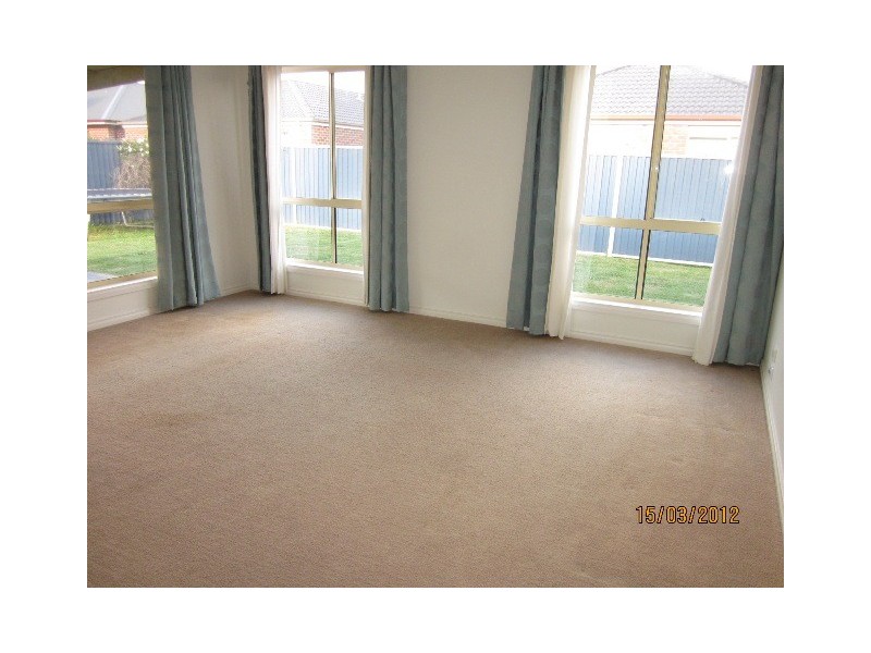 2 Myrtle Walk, Pakenham VIC 3810