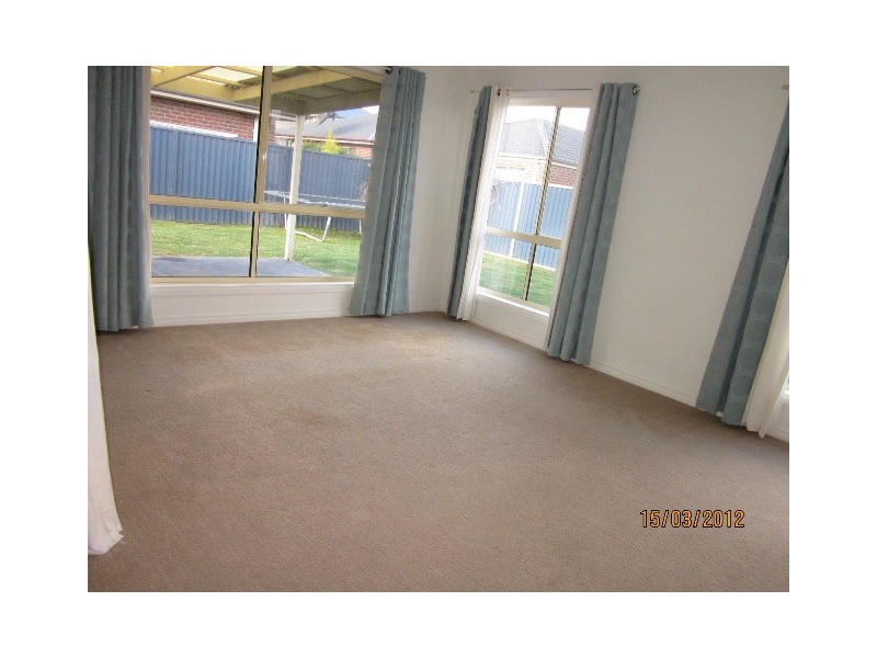 2 Myrtle Walk, Pakenham VIC 3810
