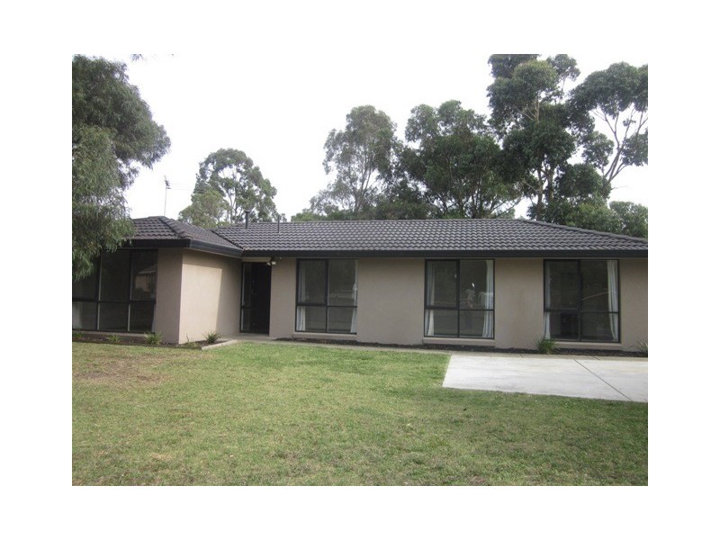 18 Bemersyde Drive, Berwick VIC 3806