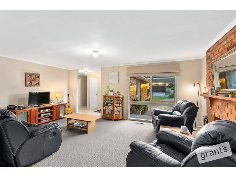8 Collins Crescent, Berwick VIC 3806