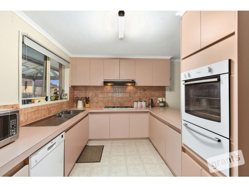 8 Collins Crescent, Berwick VIC 3806