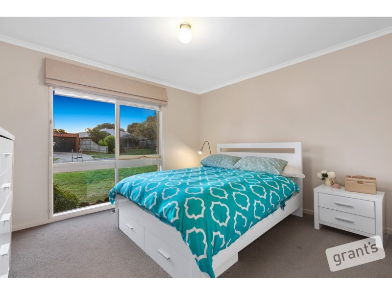 8 Collins Crescent, Berwick VIC 3806