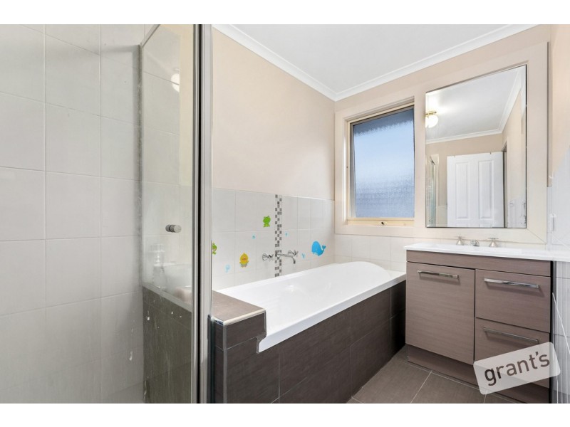 8 Collins Crescent, Berwick VIC 3806