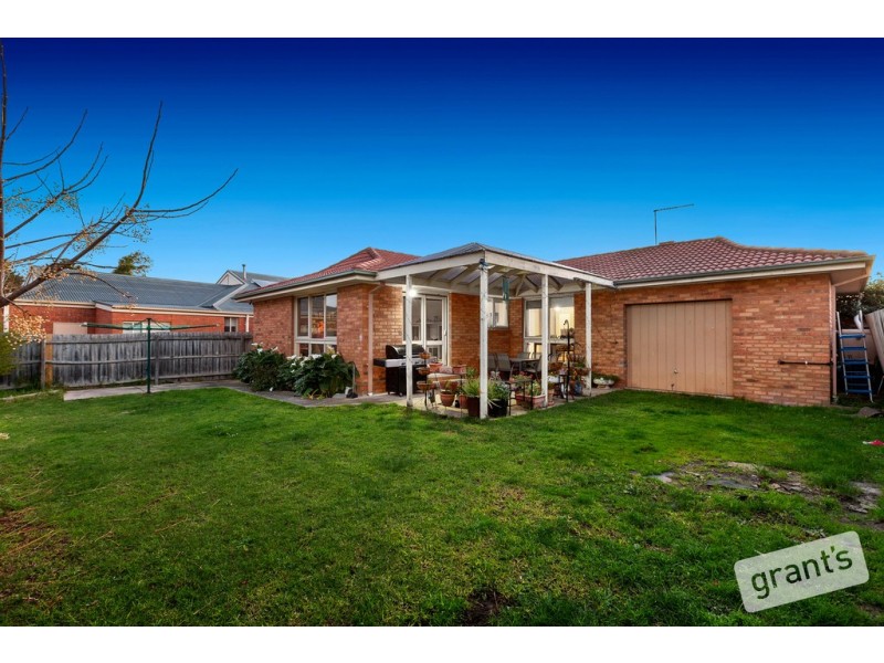 8 Collins Crescent, Berwick VIC 3806