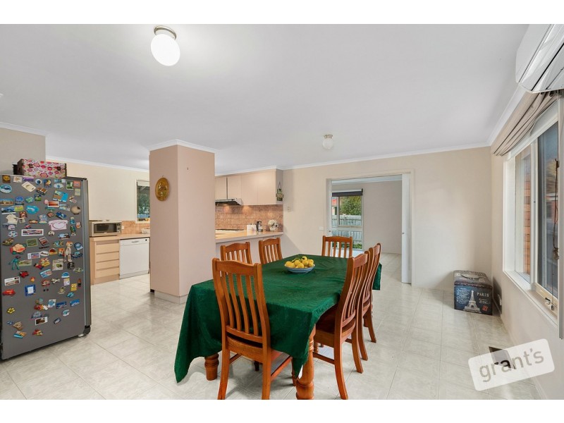 8 Collins Crescent, Berwick VIC 3806