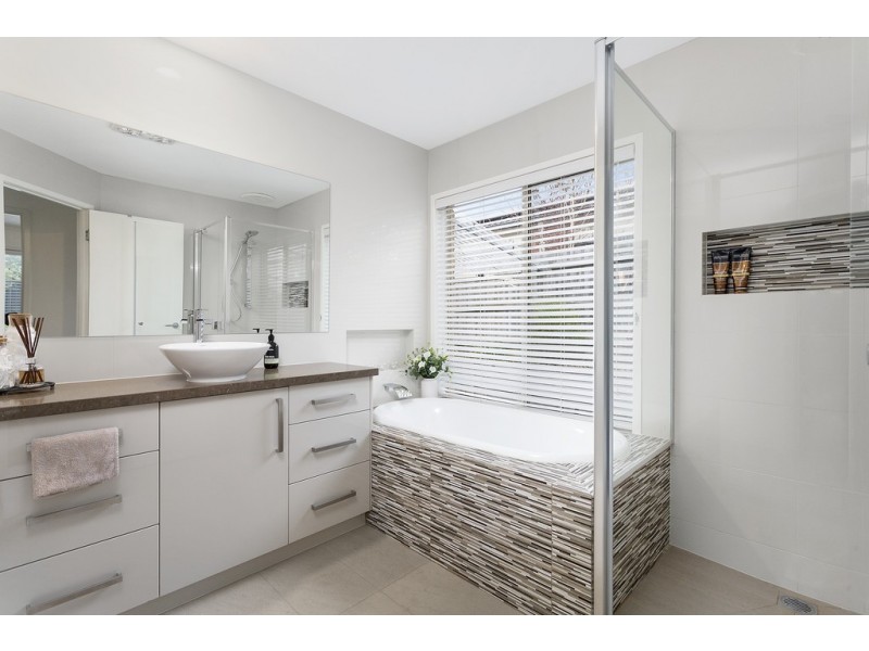 42 Robinswood Parade, Narre Warren South VIC 3805