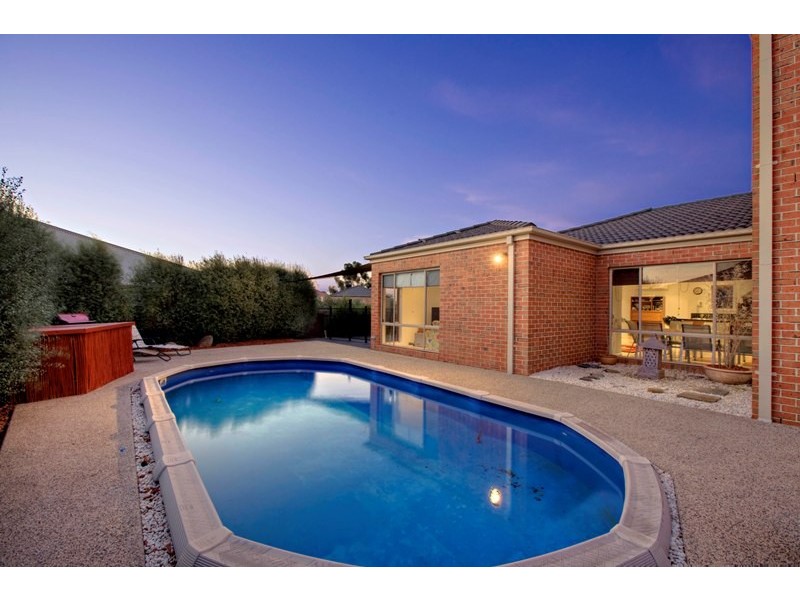 7 Riviera Drive, Berwick VIC 3806