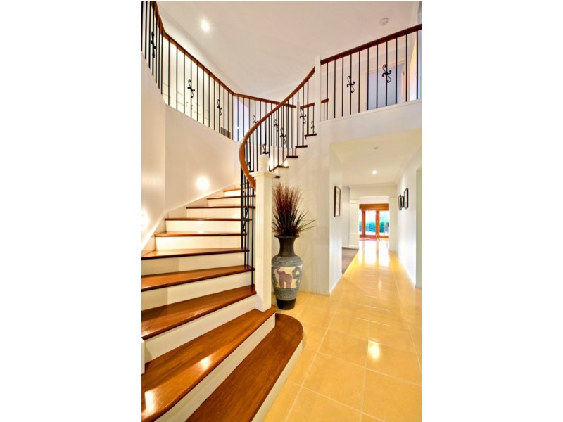 7 Riviera Drive, Berwick VIC 3806