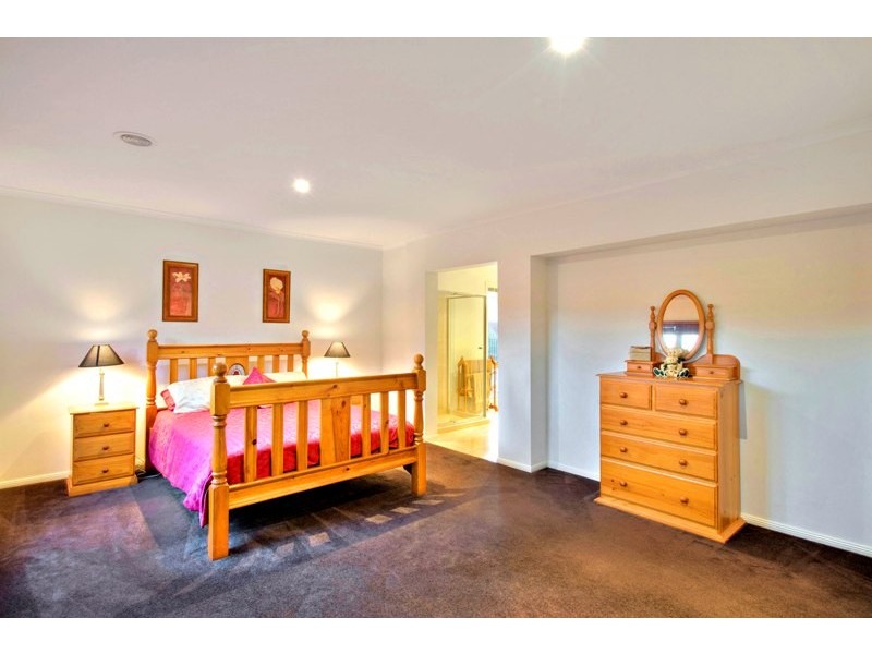 7 Riviera Drive, Berwick VIC 3806