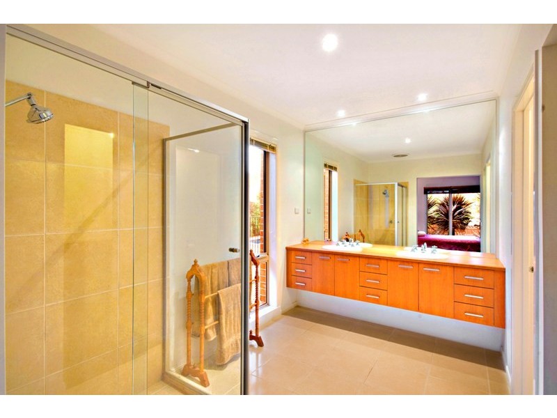 7 Riviera Drive, Berwick VIC 3806