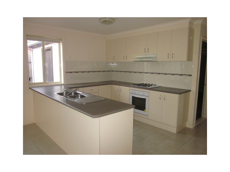 4/13 Kismet Close, Cranbourne West VIC 3977