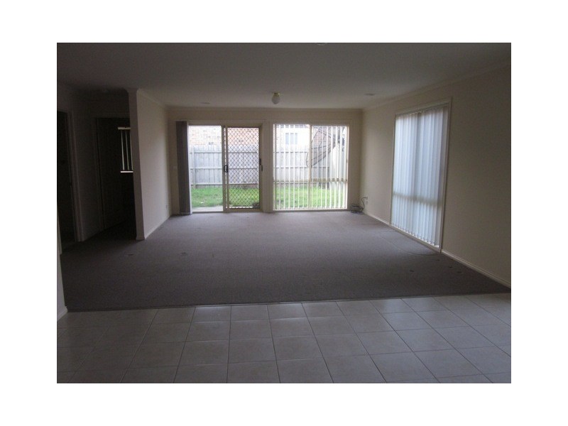 4/13 Kismet Close, Cranbourne West VIC 3977