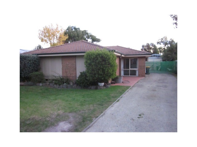 27 Smethurst Avenue, Pakenham VIC 3810