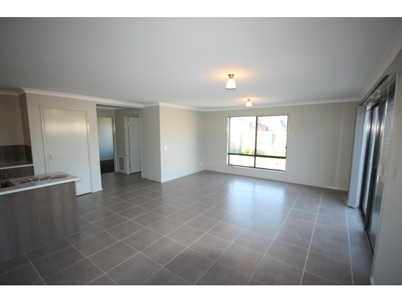 9 Amberley Drive, Pakenham VIC 3810