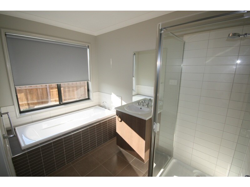 9 Amberley Drive, Pakenham VIC 3810