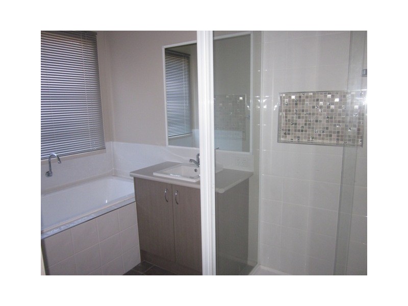 8 Day Lilly Court, Pakenham VIC 3810