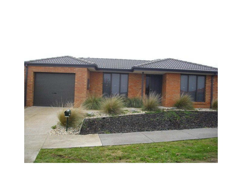 16 Oakgrove Drive, Narre Warren VIC 3805