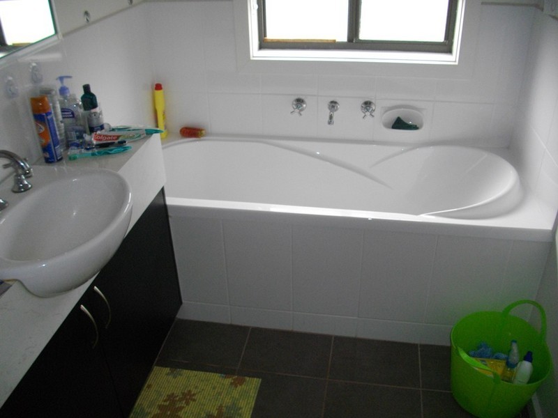 16 Oakgrove Drive, Narre Warren VIC 3805