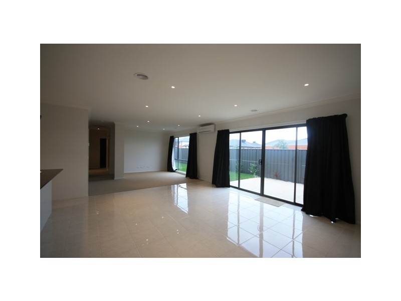 18 Frogmore Lane, Cranbourne North VIC 3977