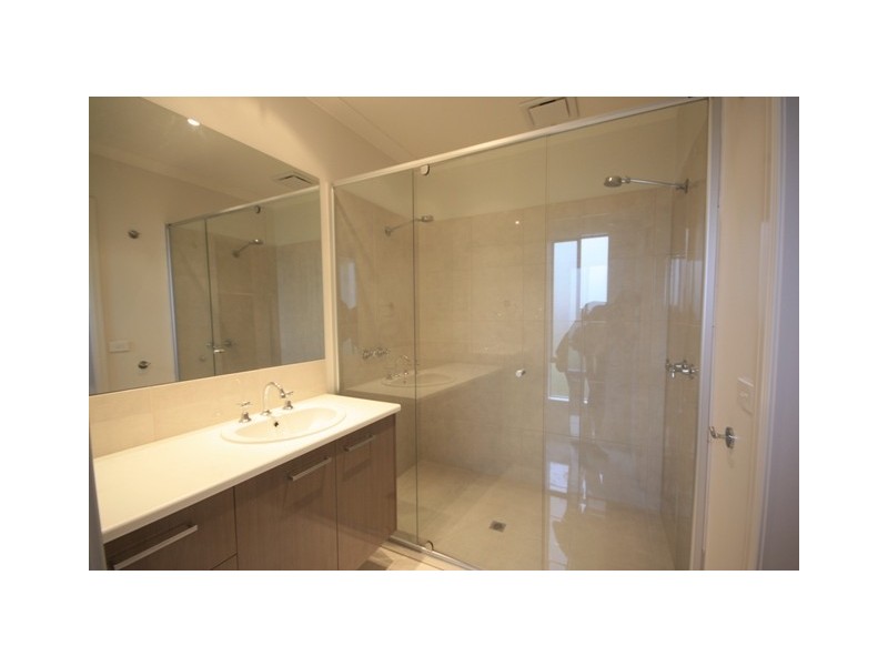 18 Frogmore Lane, Cranbourne North VIC 3977