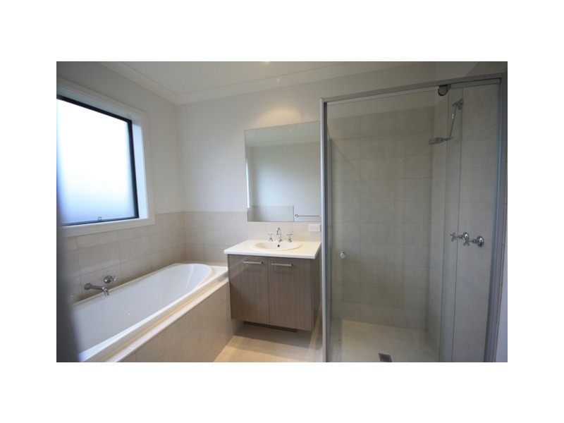 18 Frogmore Lane, Cranbourne North VIC 3977