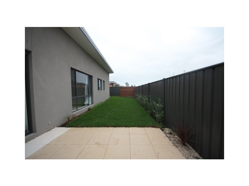 18 Frogmore Lane, Cranbourne North VIC 3977