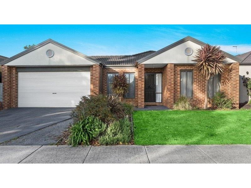 32 Kirrabilli Parade, Berwick VIC 3806