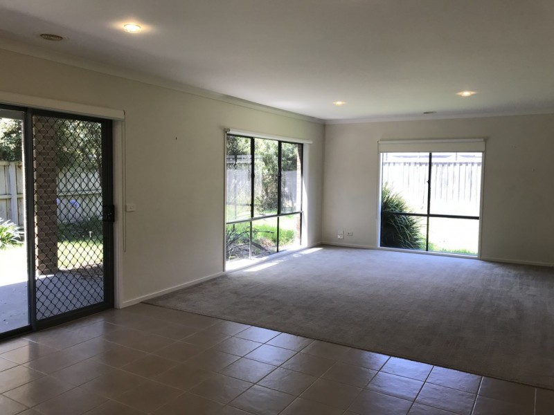 32 Kirrabilli Parade, Berwick VIC 3806