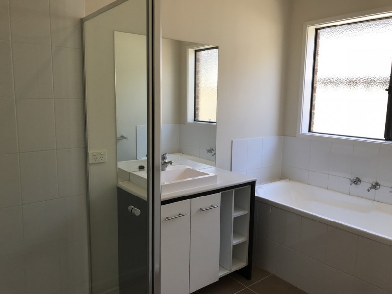 32 Kirrabilli Parade, Berwick VIC 3806