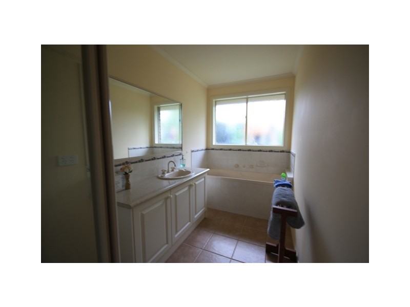 9 Whisken Way, Berwick VIC 3806