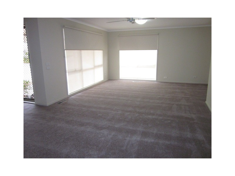 2/4 Camley Court, Berwick VIC 3806