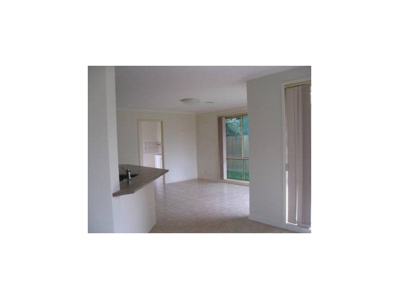 2/4  Stella Street, Beaconsfield VIC 3807