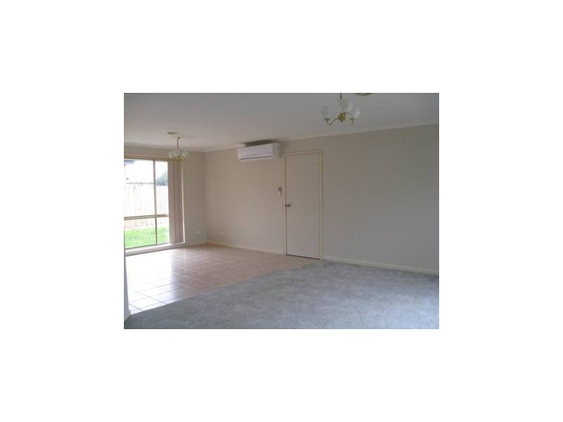 2/4  Stella Street, Beaconsfield VIC 3807