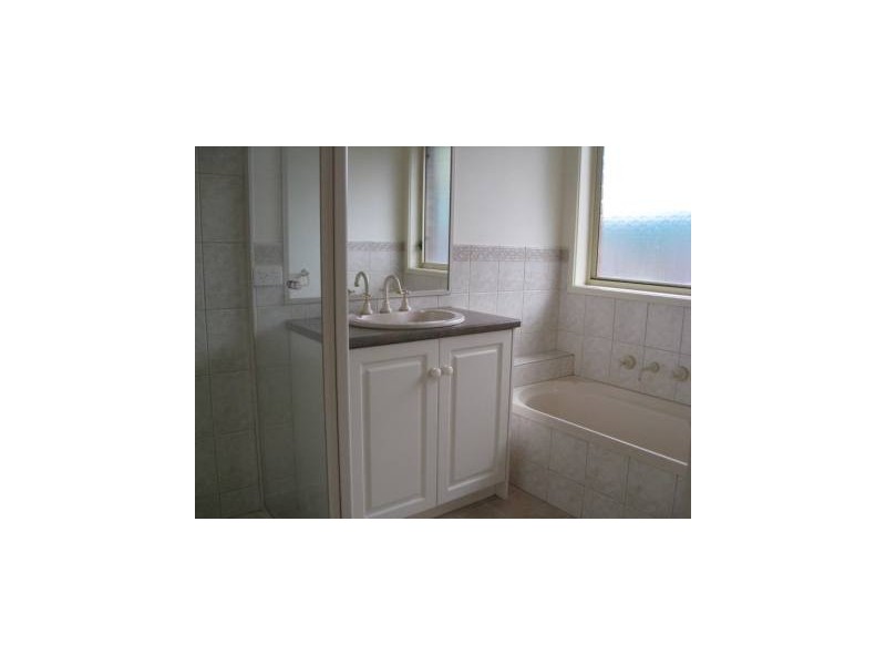 2/4  Stella Street, Beaconsfield VIC 3807