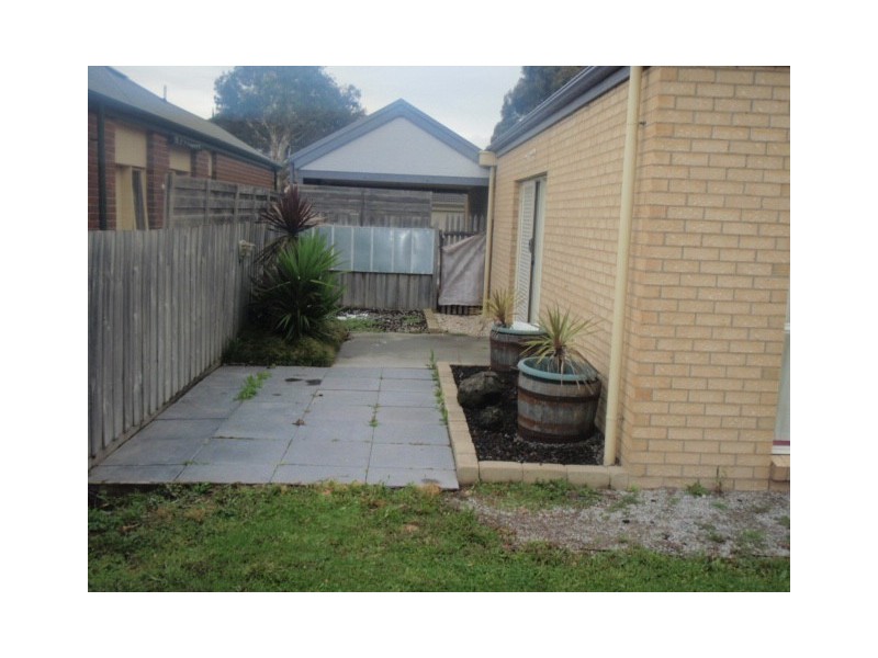 6 Cato Parkway, Lynbrook VIC 3975