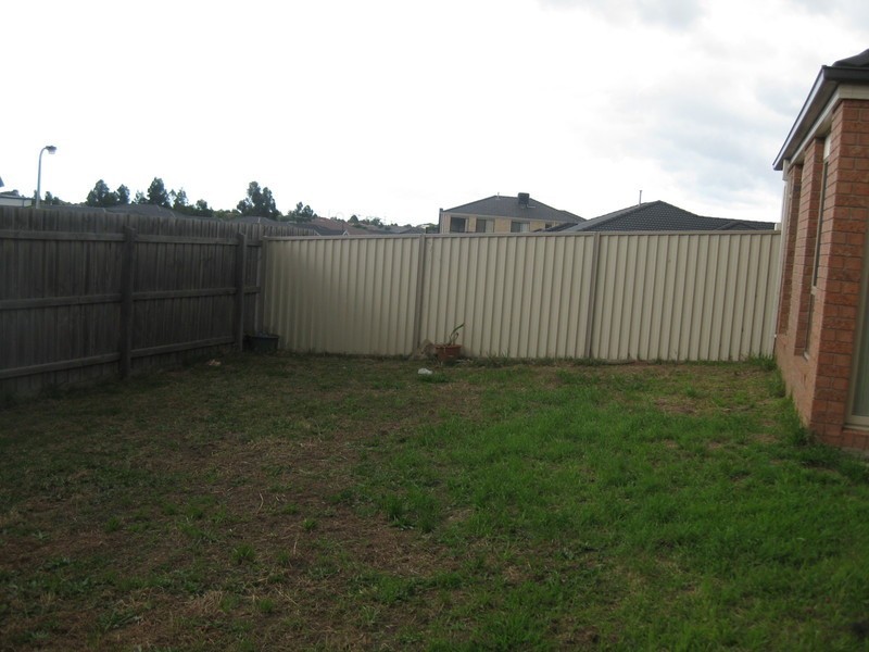 38 Oakgrove Drive, Narre Warren South VIC 3805