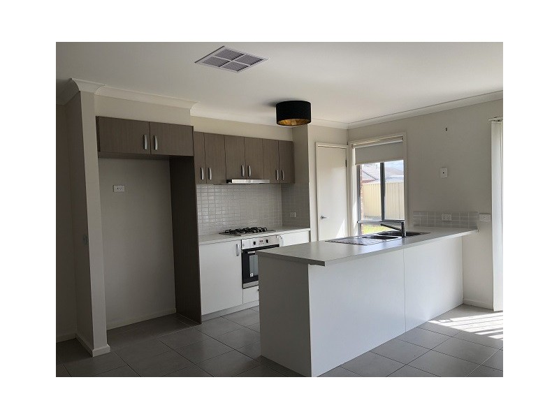 105 Blue Horizons Way, Pakenham VIC 3810