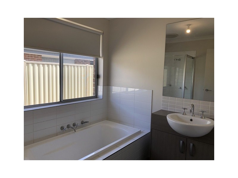 105 Blue Horizons Way, Pakenham VIC 3810